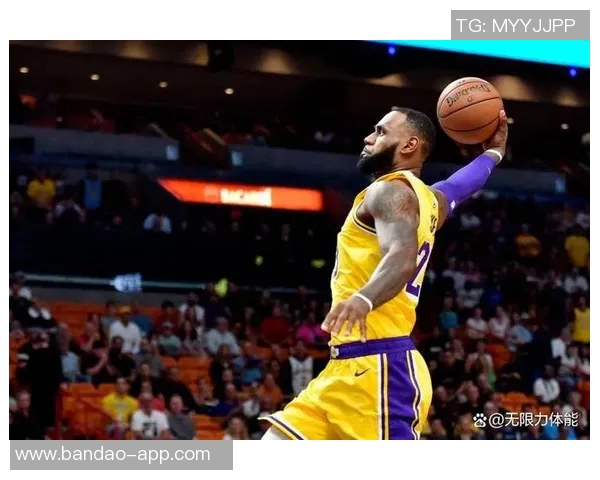 詹姆斯采访时仅用毛巾遮身引发热议网友呼吁他穿内裤以免尴尬 詹姆斯采访时仅用毛巾遮身引发热议网友呼吁他穿内裤以免尴尬