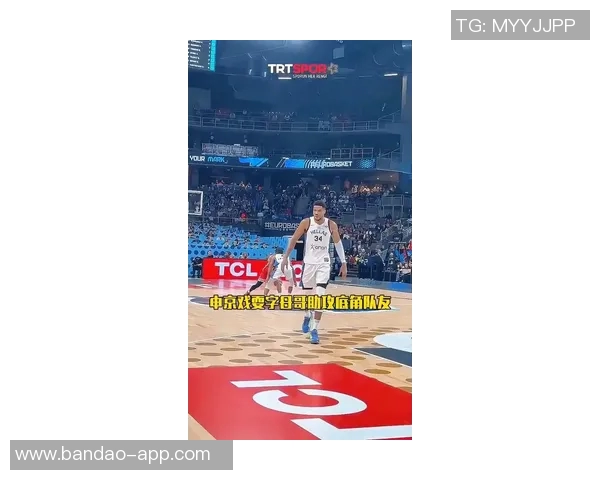 东里连中高难度三分引发热议字母哥直言对手实力不容小觑 东里连中高难度三分引发热议字母哥直言对手实力不容小觑