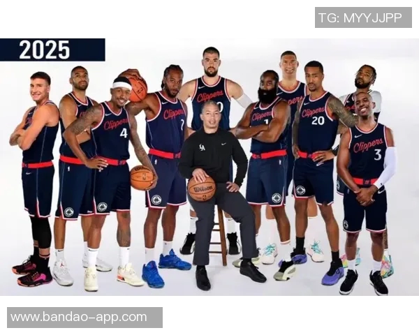 快船客场挑战国王小卡哈登卫衣亮相科林斯酷炫登机照曝光